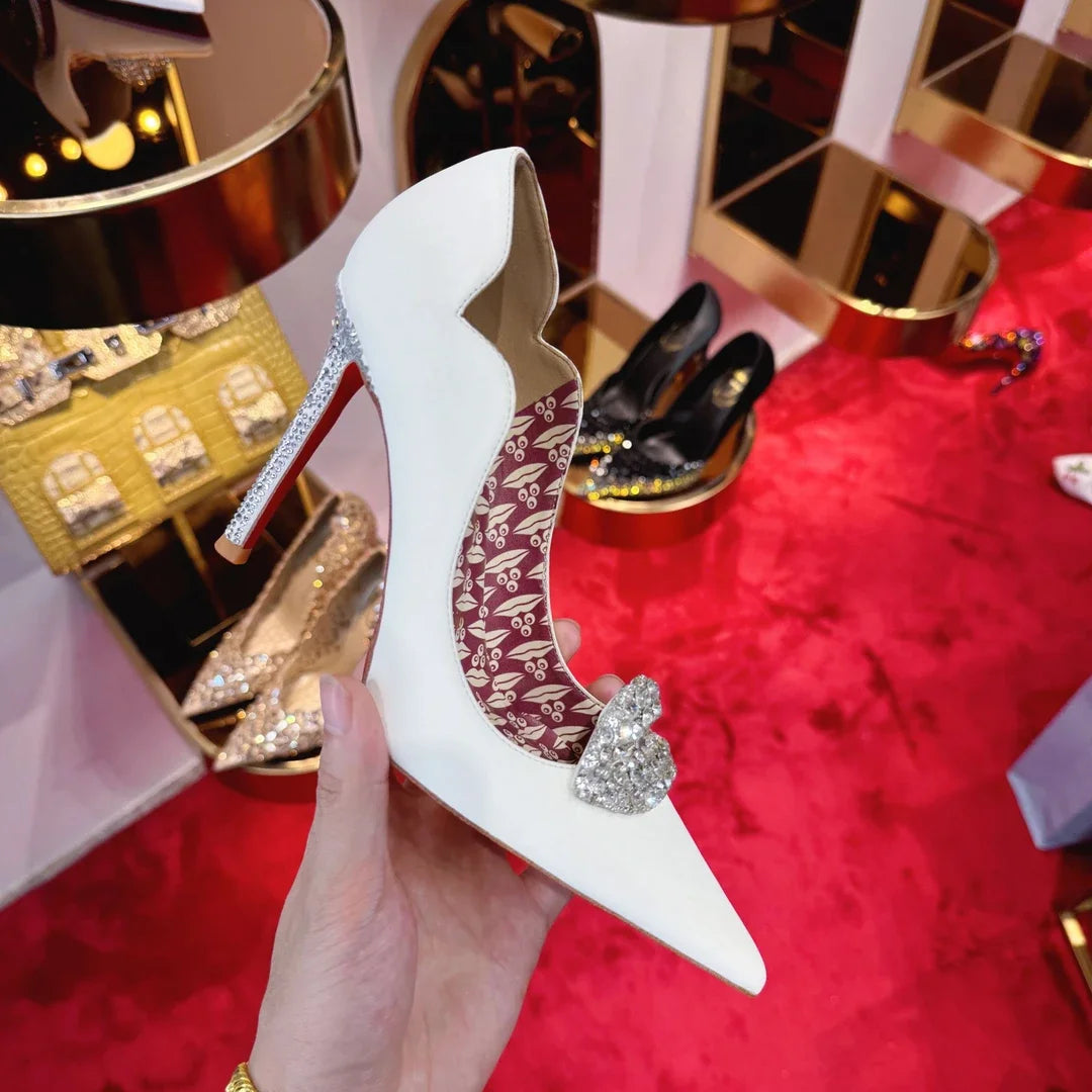 Sapatos de salto alto brancos com bico fino e fundo vermelho, estilo elegante feminino com saltos finos, sapatos de festa para casamento.