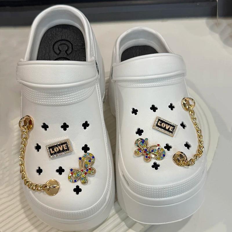 Sandálias Plataforma Chunky de Cadeia Metálica 2025 para Mulheres, Chinelo de Borboleta com Diamante, Slippers com Salto em Wedge, Verão, Antiderrapante, Sandálias de Praia Feminina