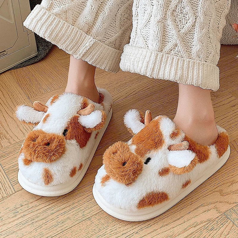Pantufas de vaca de pelúcia para o inverno novo 2024, mulheres, slides de casa antiderrapantes, sapatos femininos macios com cobertura para os dedos, sapatilhas de algodão para o lar.