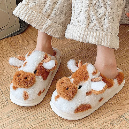 Pantufas de vaca de pelúcia para o inverno novo 2024, mulheres, slides de casa antiderrapantes, sapatos femininos macios com cobertura para os dedos, sapatilhas de algodão para o lar.
