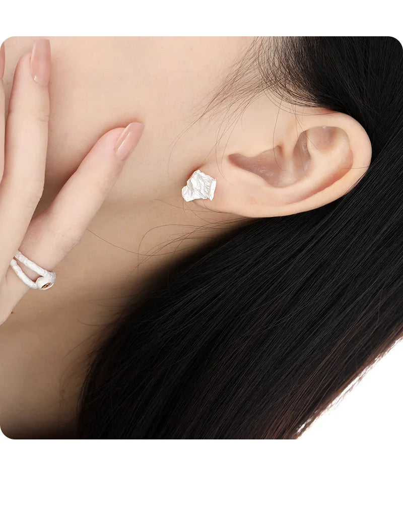 Brincos de Pino Assimétricos em Prata Esterlina S925 com Textura F.I.N.S, Joias Finas Irregulares e Desiguais para Furação de Orelhas, Acessórios Femininos