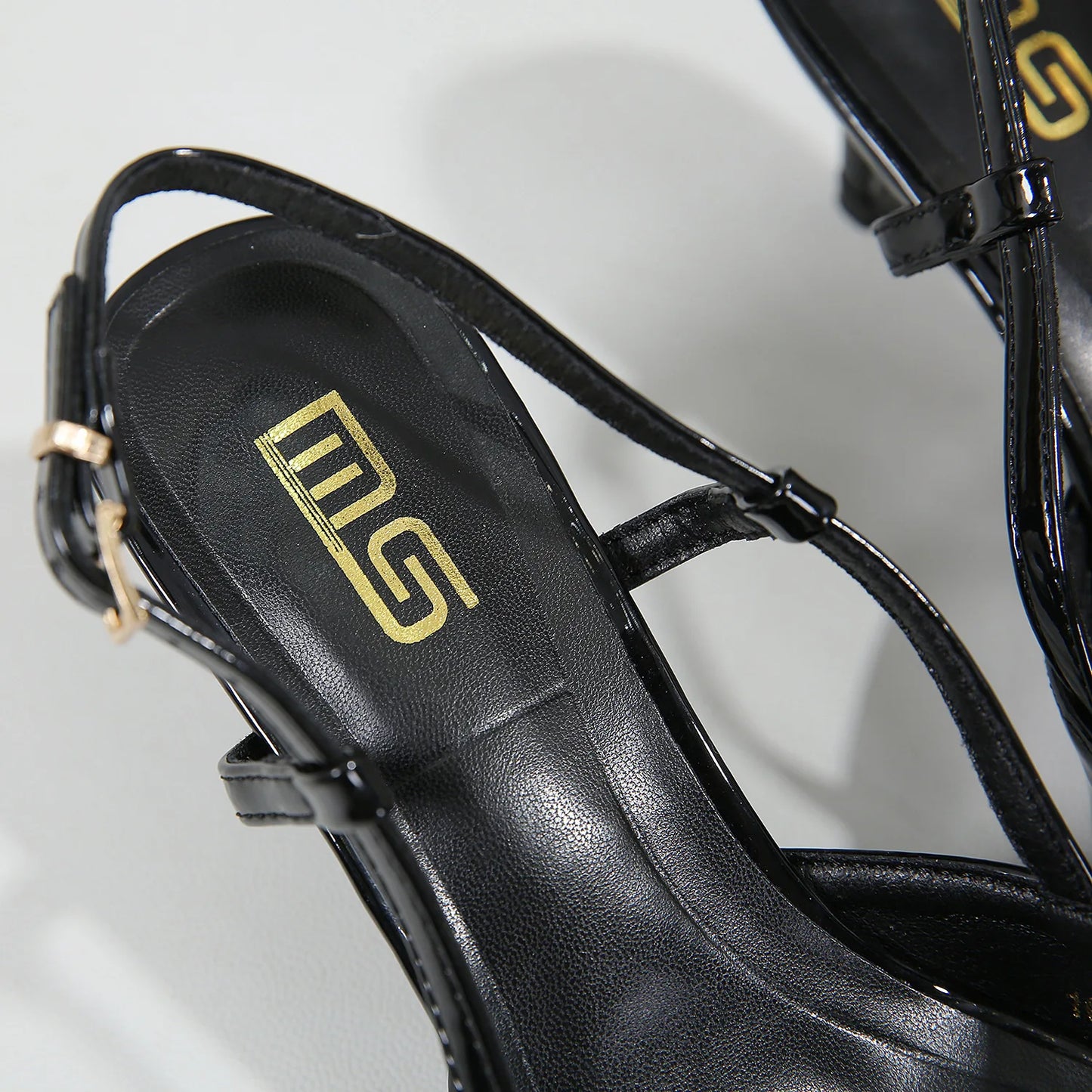 Sandália Feminina KM-ROYA 2025 de Luxo com Fivela de Qualidade, Salto Médio de 6CM/2.4polegadas, Sapatos de Vestido, Sapatos Tipo Pump, Sandálias Femininas para Uso Externo
