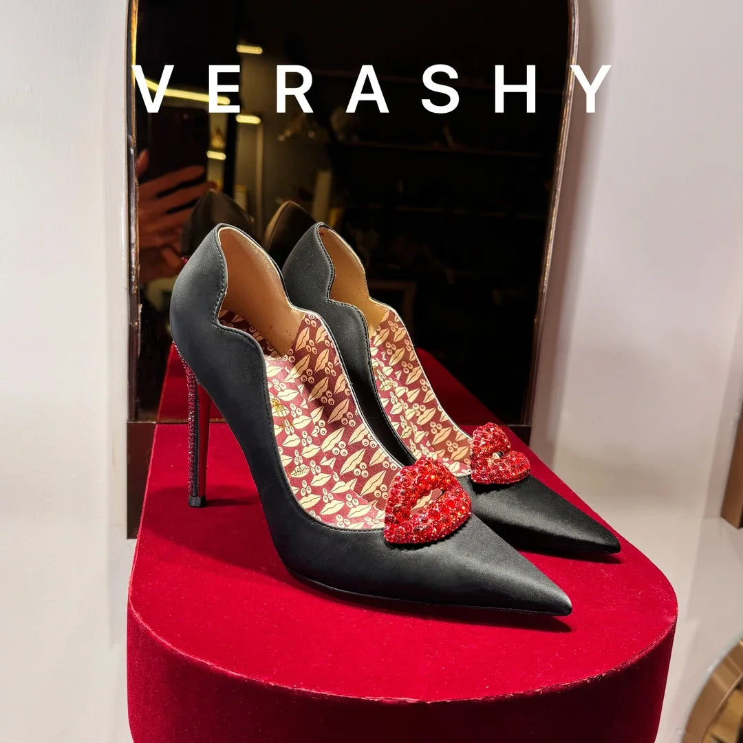 Sapatos de salto alto brancos com bico fino e fundo vermelho, estilo elegante feminino com saltos finos, sapatos de festa para casamento.