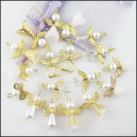 Novos Encantos de Anjo Dançante Coração Branco Pendente em Forma de Gota de Flor com Chifre em Acrílico e Asas Douradas