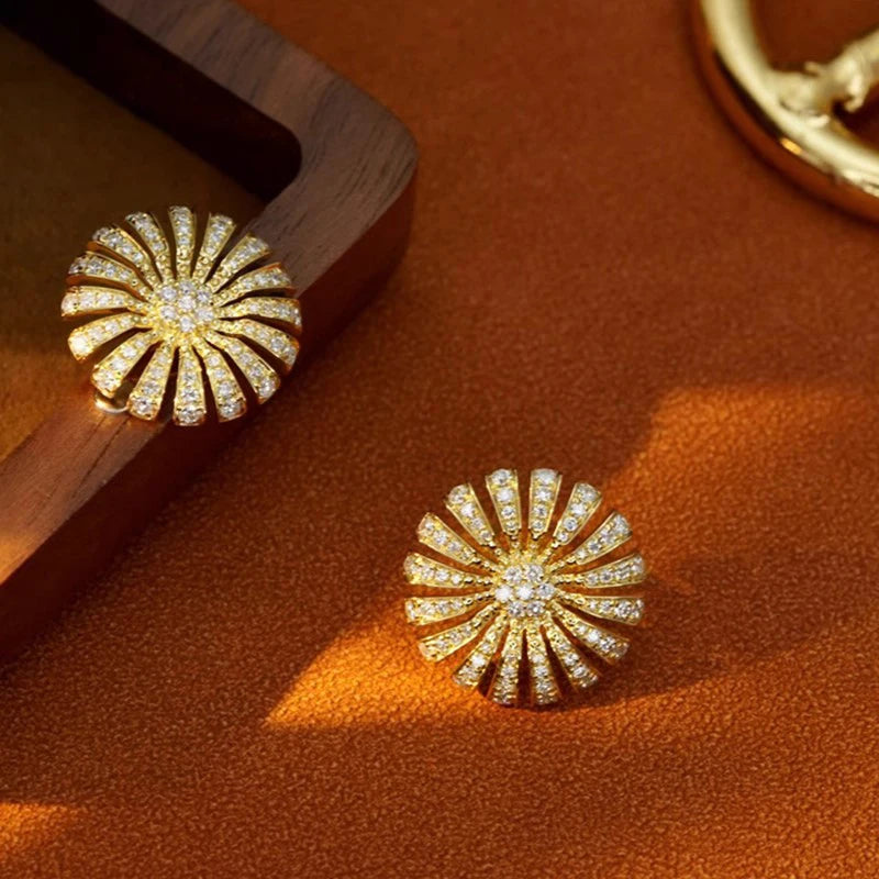 Brincos de Flor Dourada Huitan Elegantes para Mulheres, Joias de Zircônia Brilhante para Compromisso, Acessórios Estéticos de Estudo para Casamento