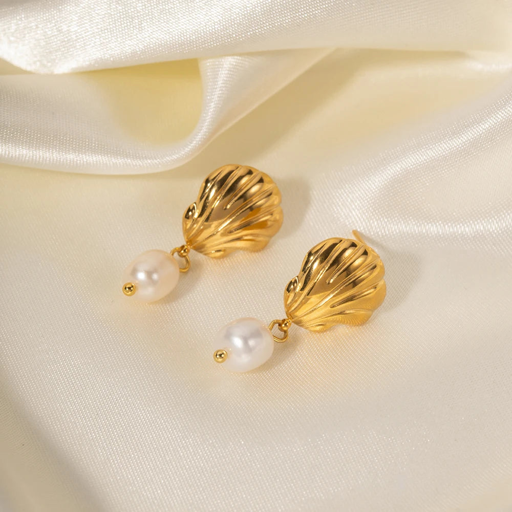 Brincos de Pérola de Água Doce Natural da Youthway Beach Shell para Mulheres, Cor Dourada, Joias à Prova D'Água para Festas com Temperamento