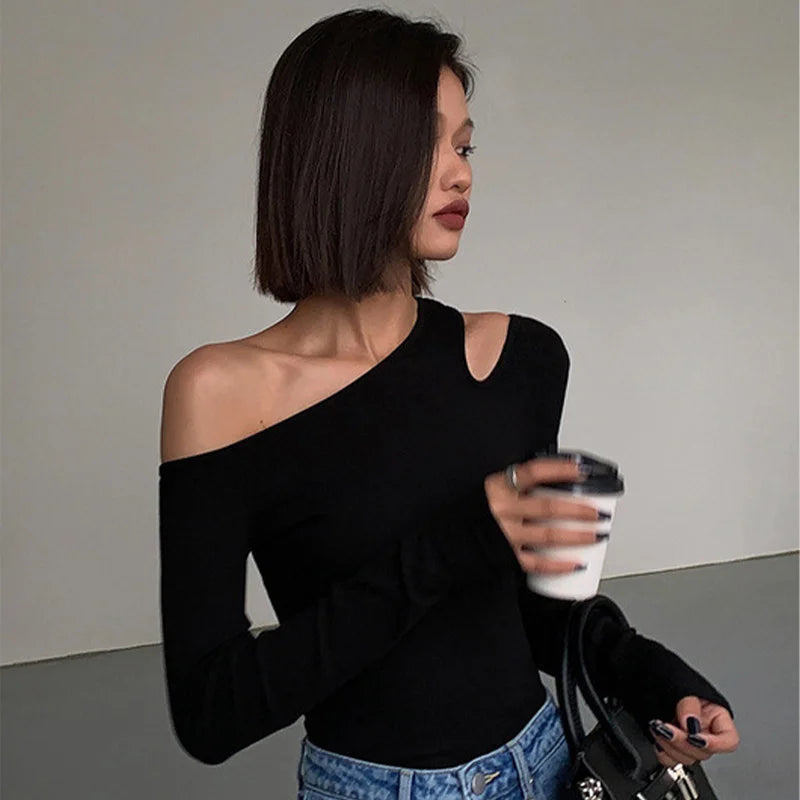 Camisetas Femininas de Manga Longa com Gola Assimétrica Off-Shoulder, Nova Coleção Primavera, Slim Fit, Top Cropped Sexy com Recortes