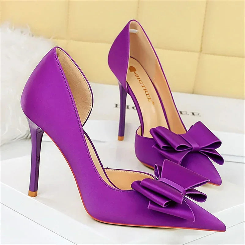 Saltos Altos Femininos de 10,5 cm 2024, Bombas Laterais Vazadas Doces Coreanas, Salto Kawaii com Laço em Verde e Roxo, Sapatos de Seda Satin para Festa e Formatura