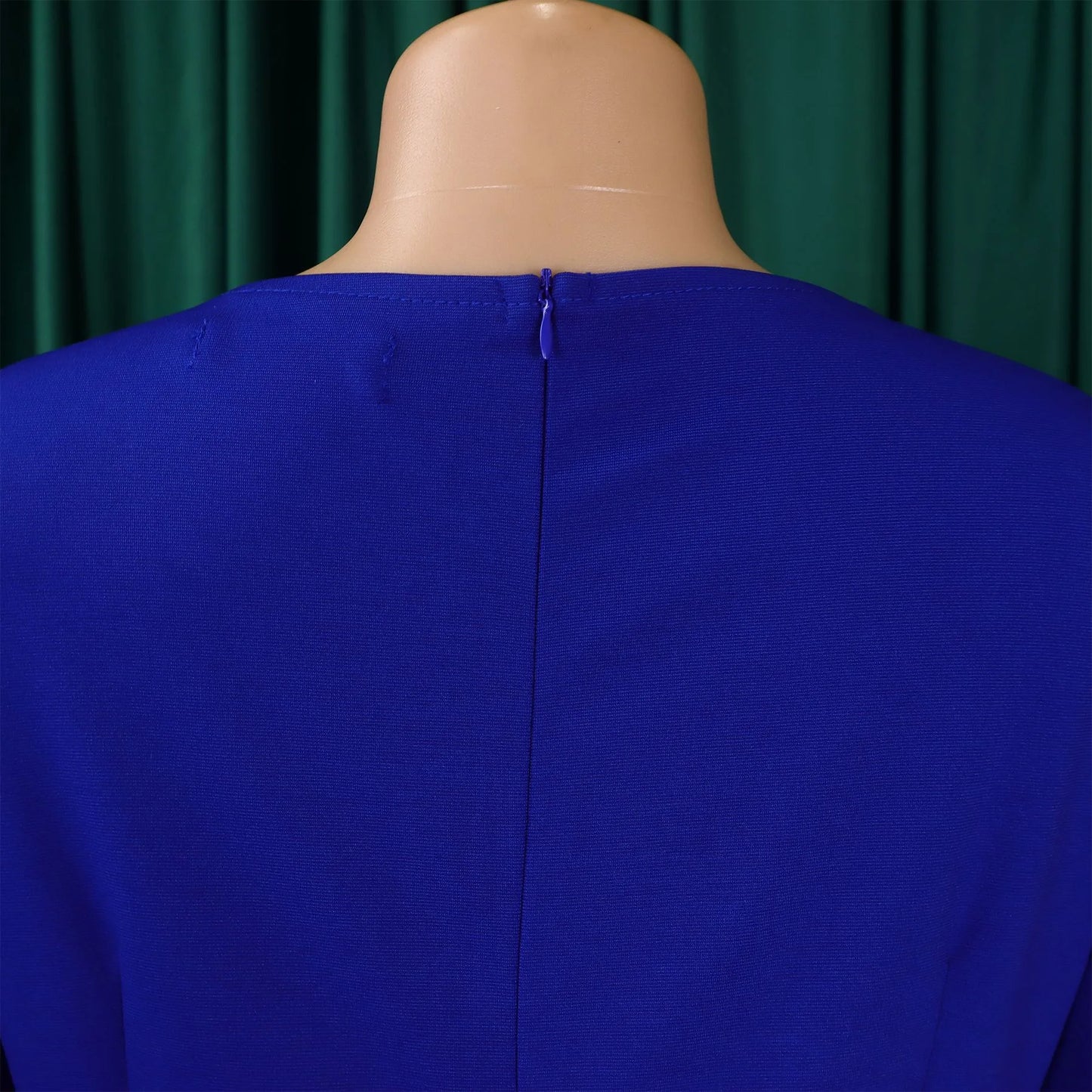 Vestido Formal para o Trabalho Feminino com Gola Assimétrica, Mangas Três Quartos, Cintura com Cinto, Silhueta Justa com Pacote de Quadris até a Panturrilha