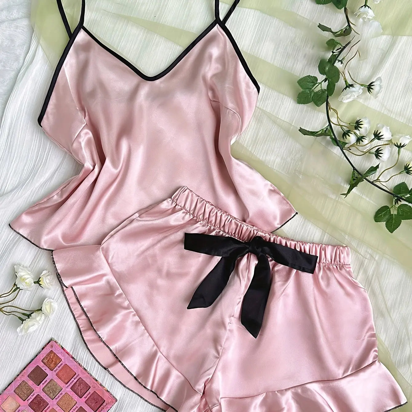 Pijamas femininos de satin lisos com camiseta em V, bordas com babados e shorts com laço. Conjunto de pijamas simples e respirável para casa.