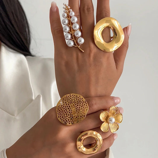 Anel de Folha e Flor de Pérola Imitada Elegante IngeSight.Z para Mulheres, Anel de Metal Circular Irregular de Cor Dourada, Joias Vintage