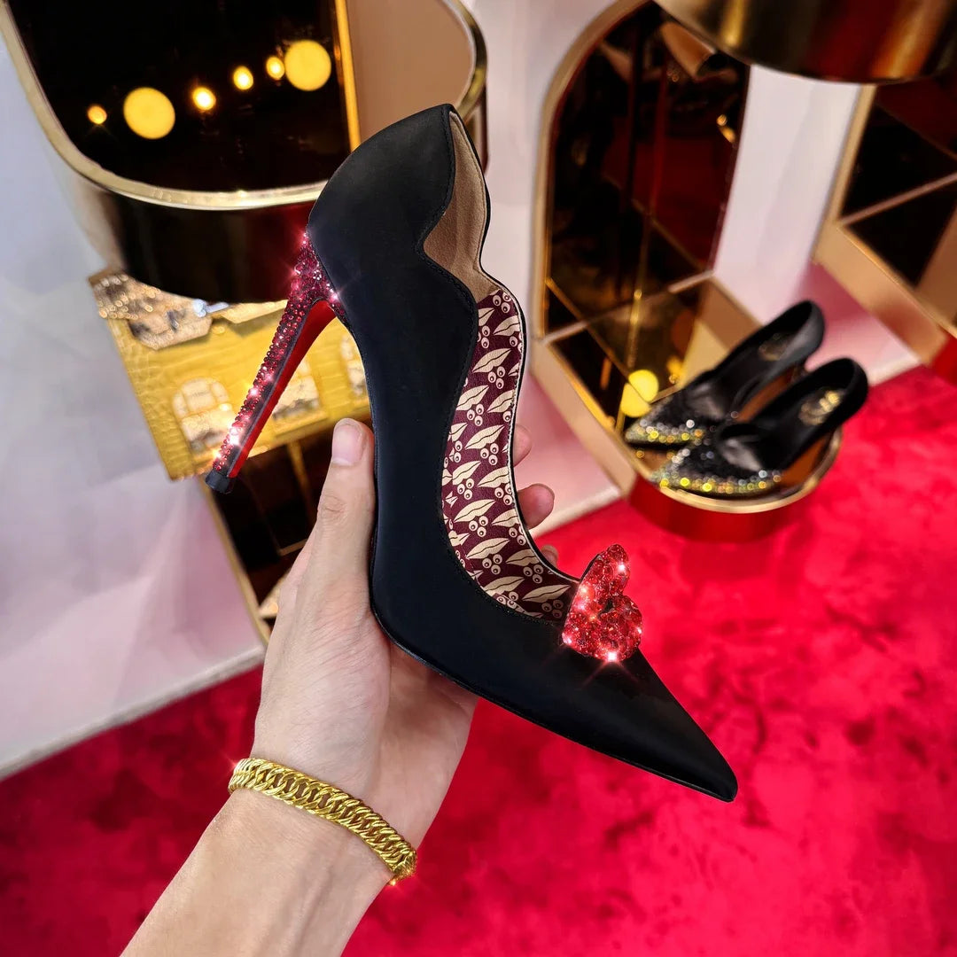 Sapatos de salto alto brancos com bico fino e fundo vermelho, estilo elegante feminino com saltos finos, sapatos de festa para casamento.