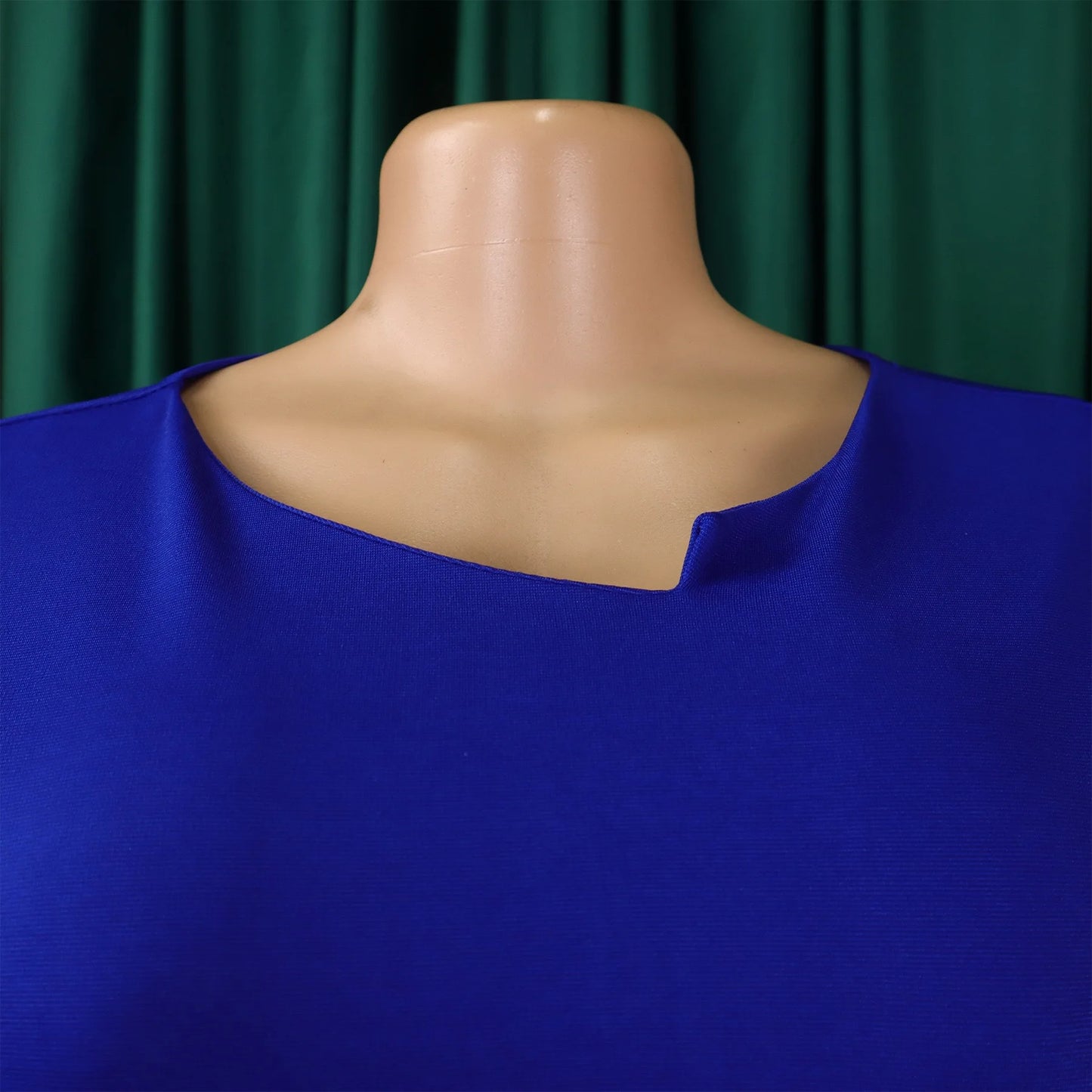 Vestido Formal para o Trabalho Feminino com Gola Assimétrica, Mangas Três Quartos, Cintura com Cinto, Silhueta Justa com Pacote de Quadris até a Panturrilha