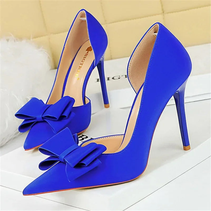 Saltos Altos Femininos de 10,5 cm 2024, Bombas Laterais Vazadas Doces Coreanas, Salto Kawaii com Laço em Verde e Roxo, Sapatos de Seda Satin para Festa e Formatura