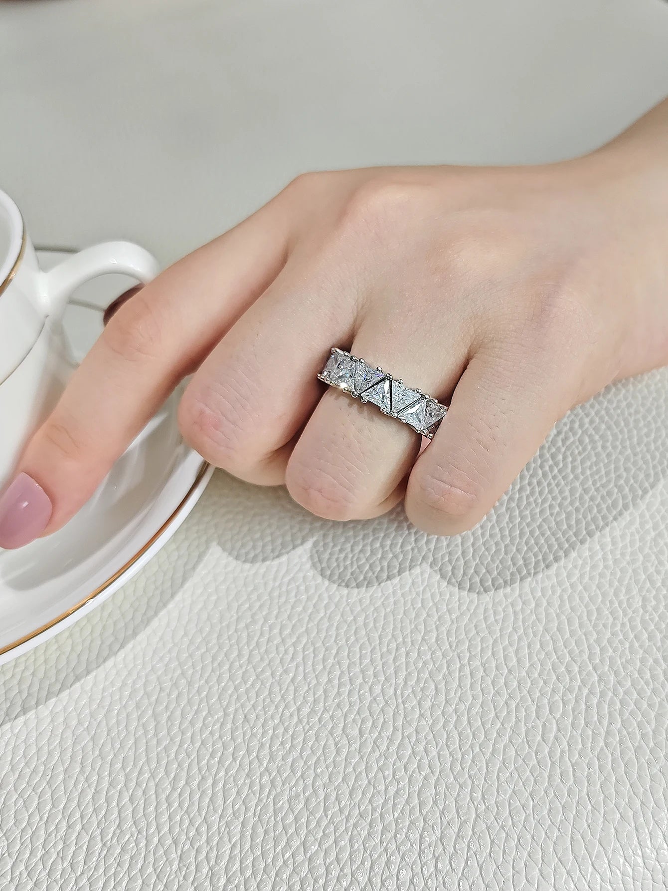 Anel Eternity Band de Cor Prata Luxuosa 2024 para Mulheres - Presente de Aniversário, Joias no Atacado R6505