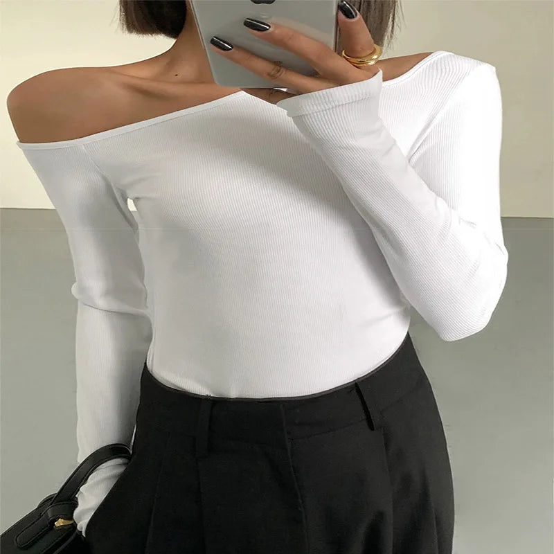 Camisetas Femininas de Manga Longa com Gola Assimétrica Off-Shoulder, Nova Coleção Primavera, Slim Fit, Top Cropped Sexy com Recortes