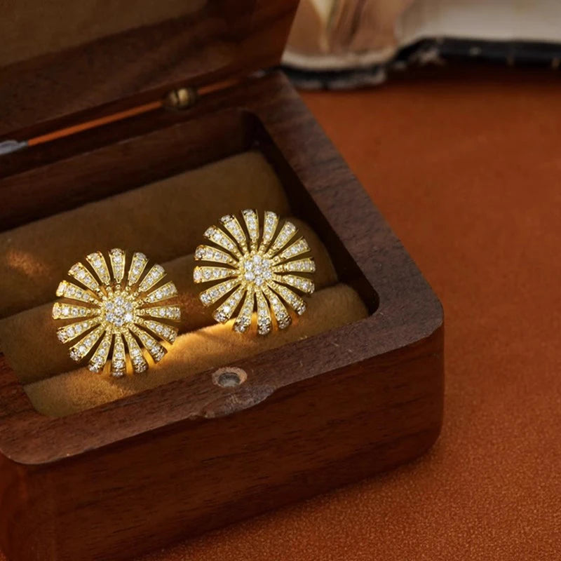 Brincos de Flor Dourada Huitan Elegantes para Mulheres, Joias de Zircônia Brilhante para Compromisso, Acessórios Estéticos de Estudo para Casamento