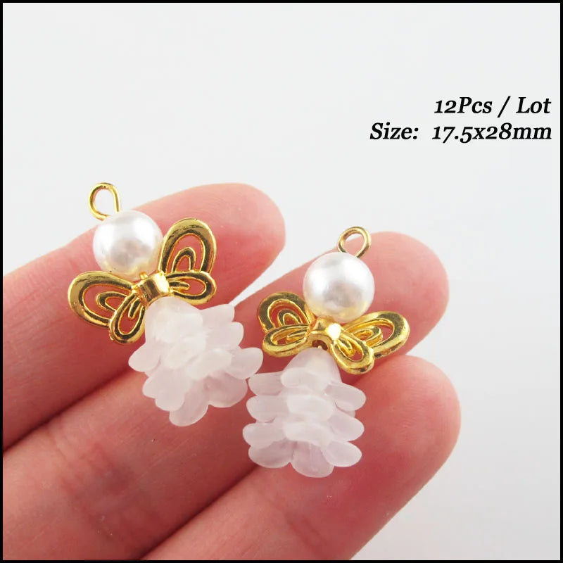 Novos Encantos de Anjo Dançante Coração Branco Pendente em Forma de Gota de Flor com Chifre em Acrílico e Asas Douradas