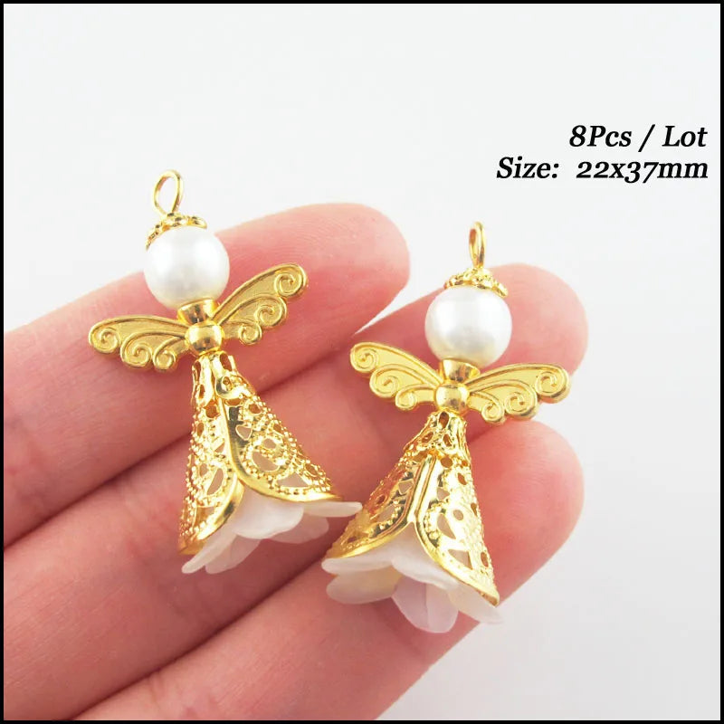 Novos Encantos de Anjo Dançante Coração Branco Pendente em Forma de Gota de Flor com Chifre em Acrílico e Asas Douradas