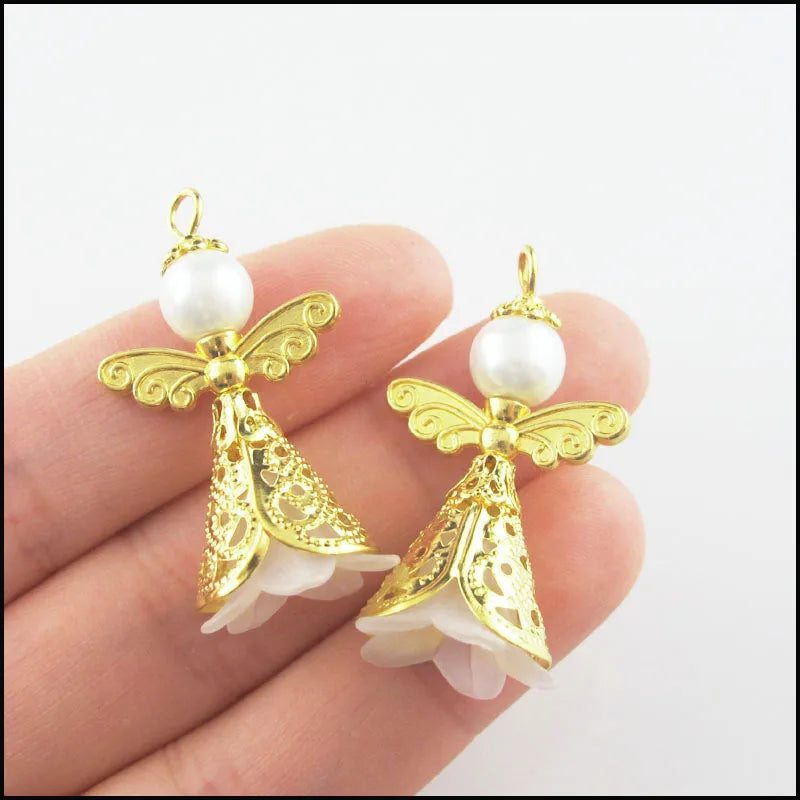 Novos Encantos de Anjo Dançante Coração Branco Pendente em Forma de Gota de Flor com Chifre em Acrílico e Asas Douradas