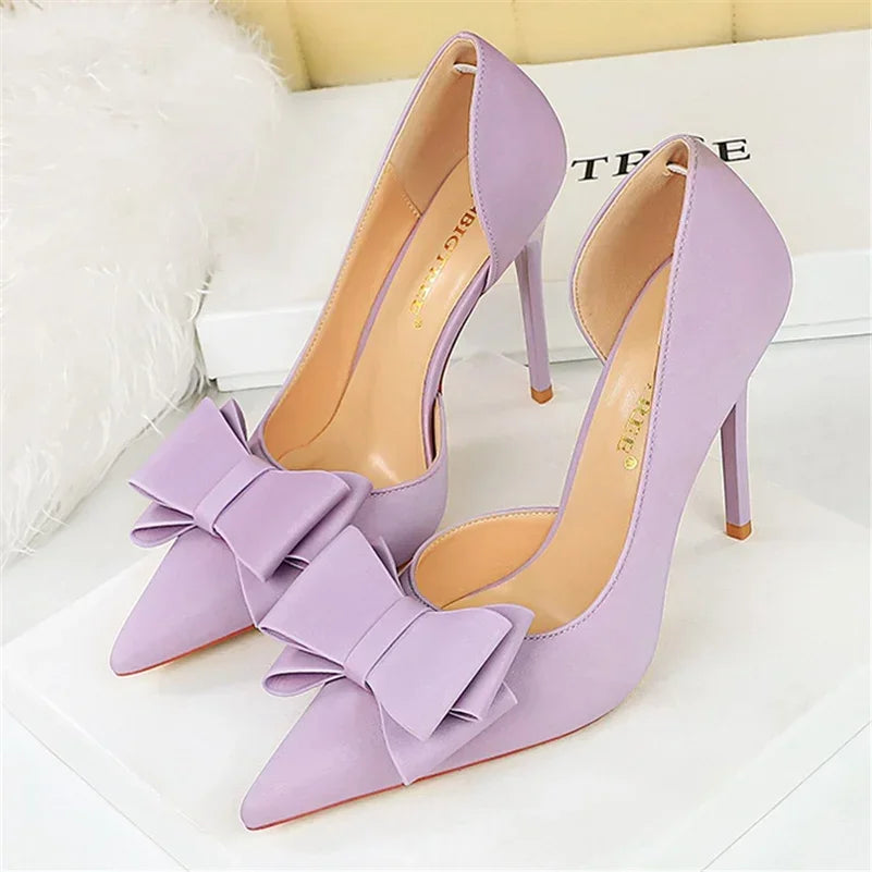 Saltos Altos Femininos de 10,5 cm 2024, Bombas Laterais Vazadas Doces Coreanas, Salto Kawaii com Laço em Verde e Roxo, Sapatos de Seda Satin para Festa e Formatura