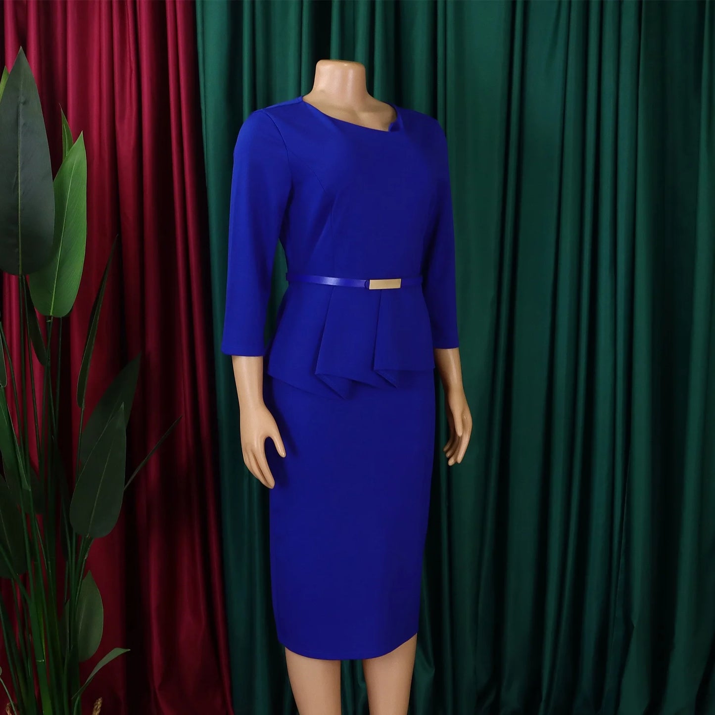 Vestido Formal para o Trabalho Feminino com Gola Assimétrica, Mangas Três Quartos, Cintura com Cinto, Silhueta Justa com Pacote de Quadris até a Panturrilha