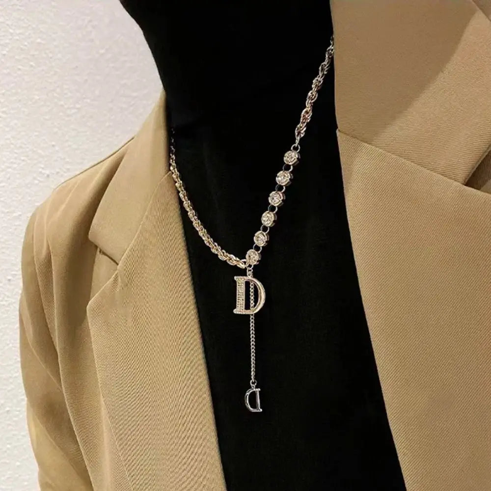 Colar Longo com Pendente da Letra D em Zircônia - Design Sensível - Cadeia de Suéter de Inverno - Joias de Moda para Mulheres e Meninas - Presente para Festas