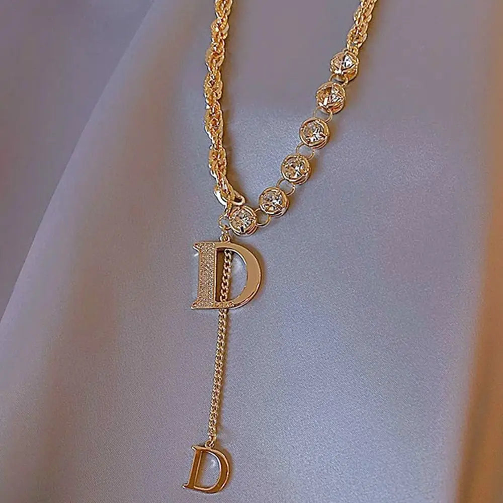 Colar Longo com Pendente da Letra D em Zircônia - Design Sensível - Cadeia de Suéter de Inverno - Joias de Moda para Mulheres e Meninas - Presente para Festas