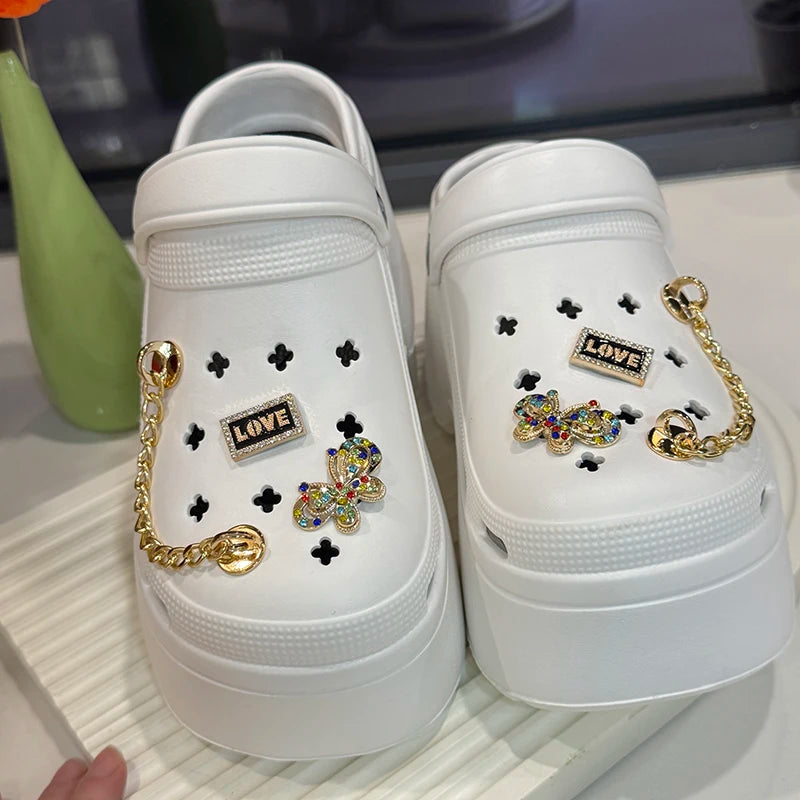 Sandálias Plataforma Chunky de Cadeia Metálica 2025 para Mulheres, Chinelo de Borboleta com Diamante, Slippers com Salto em Wedge, Verão, Antiderrapante, Sandálias de Praia Feminina