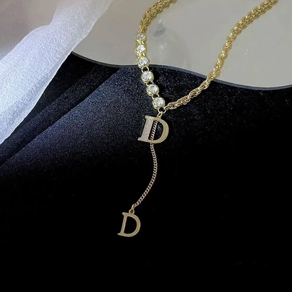 Colar Longo com Pendente da Letra D em Zircônia - Design Sensível - Cadeia de Suéter de Inverno - Joias de Moda para Mulheres e Meninas - Presente para Festas