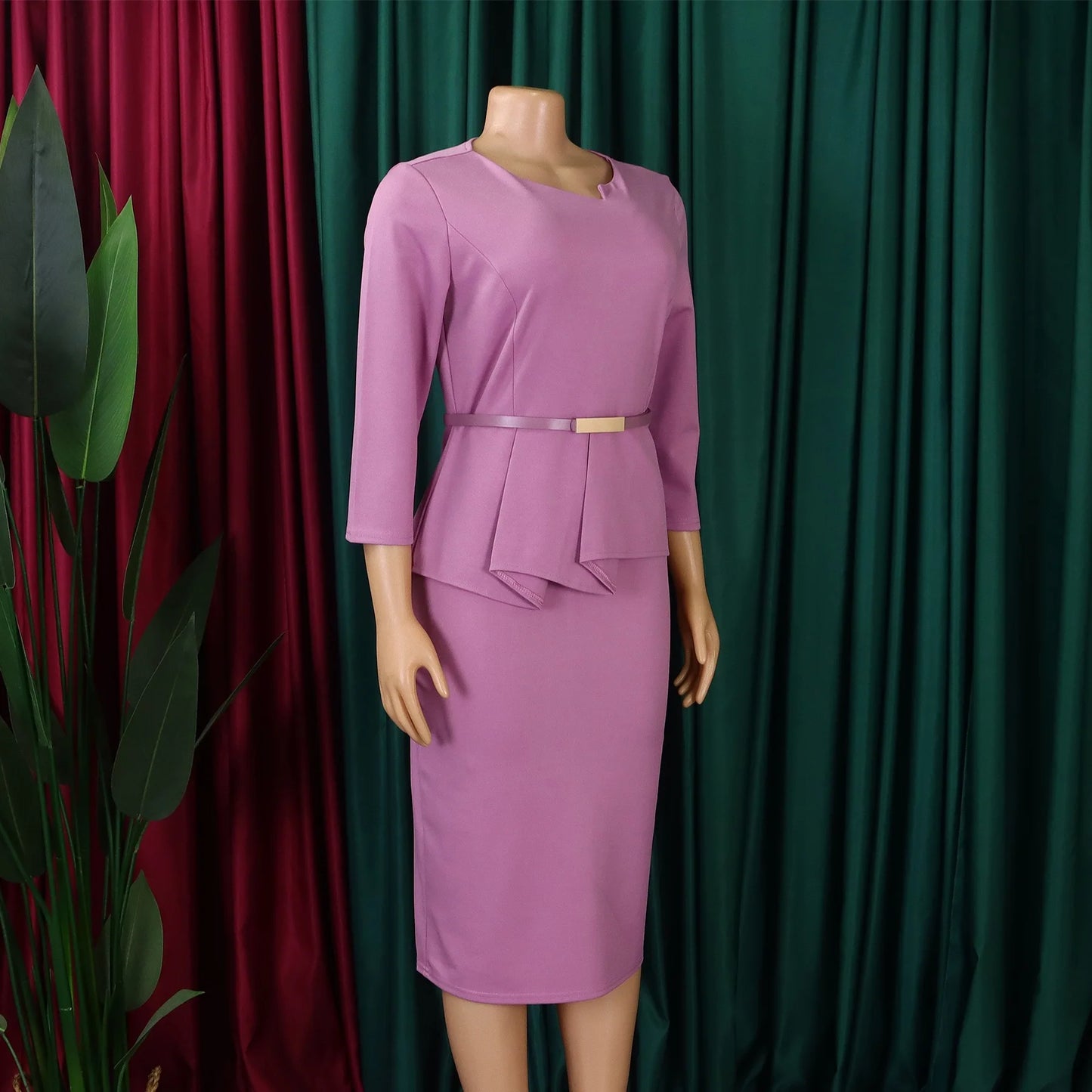 Vestido Formal para o Trabalho Feminino com Gola Assimétrica, Mangas Três Quartos, Cintura com Cinto, Silhueta Justa com Pacote de Quadris até a Panturrilha