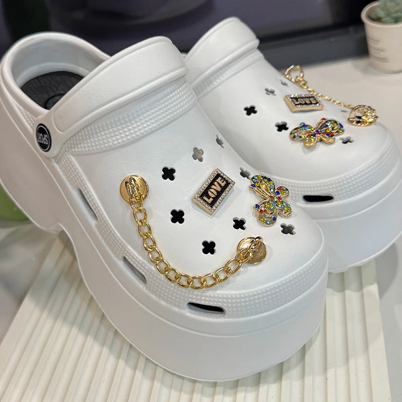 Sandálias Plataforma Chunky de Cadeia Metálica 2025 para Mulheres, Chinelo de Borboleta com Diamante, Slippers com Salto em Wedge, Verão, Antiderrapante, Sandálias de Praia Feminina