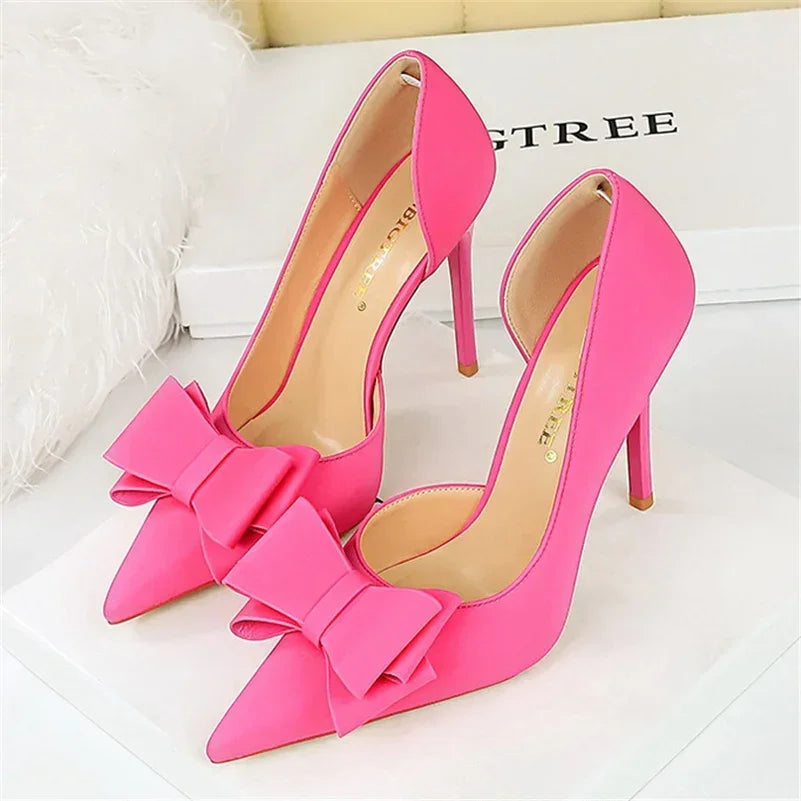Saltos Altos Femininos de 10,5 cm 2024, Bombas Laterais Vazadas Doces Coreanas, Salto Kawaii com Laço em Verde e Roxo, Sapatos de Seda Satin para Festa e Formatura
