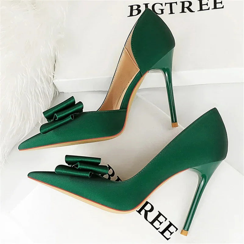 Saltos Altos Femininos de 10,5 cm 2024, Bombas Laterais Vazadas Doces Coreanas, Salto Kawaii com Laço em Verde e Roxo, Sapatos de Seda Satin para Festa e Formatura
