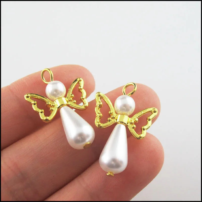 Novos Encantos de Anjo Dançante Coração Branco Pendente em Forma de Gota de Flor com Chifre em Acrílico e Asas Douradas