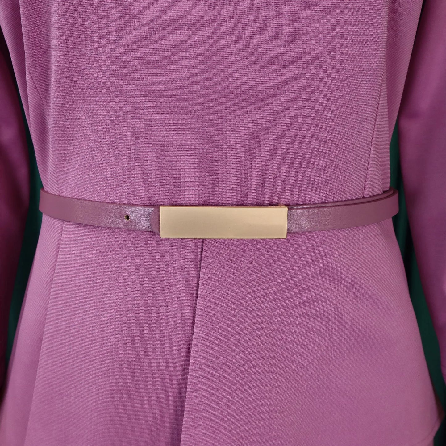Vestido Formal para o Trabalho Feminino com Gola Assimétrica, Mangas Três Quartos, Cintura com Cinto, Silhueta Justa com Pacote de Quadris até a Panturrilha