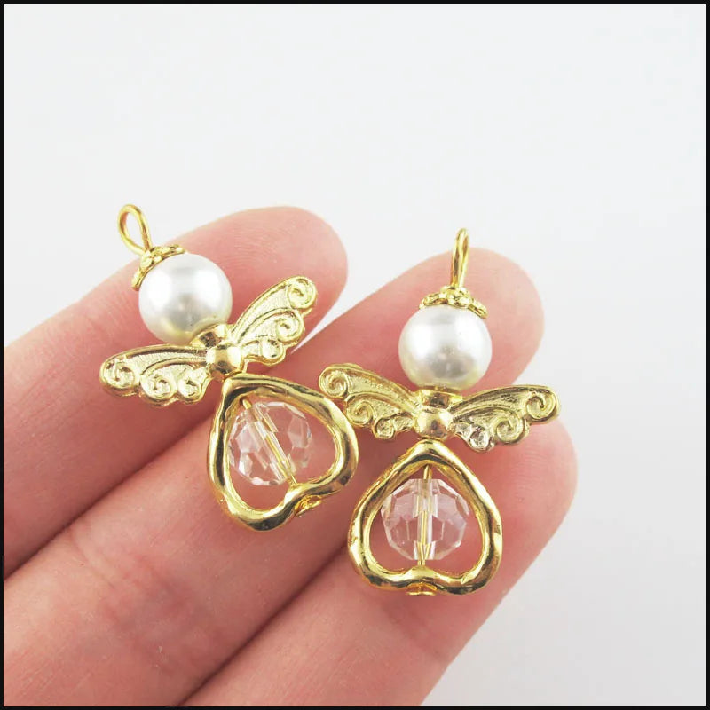 Novos Encantos de Anjo Dançante Coração Branco Pendente em Forma de Gota de Flor com Chifre em Acrílico e Asas Douradas