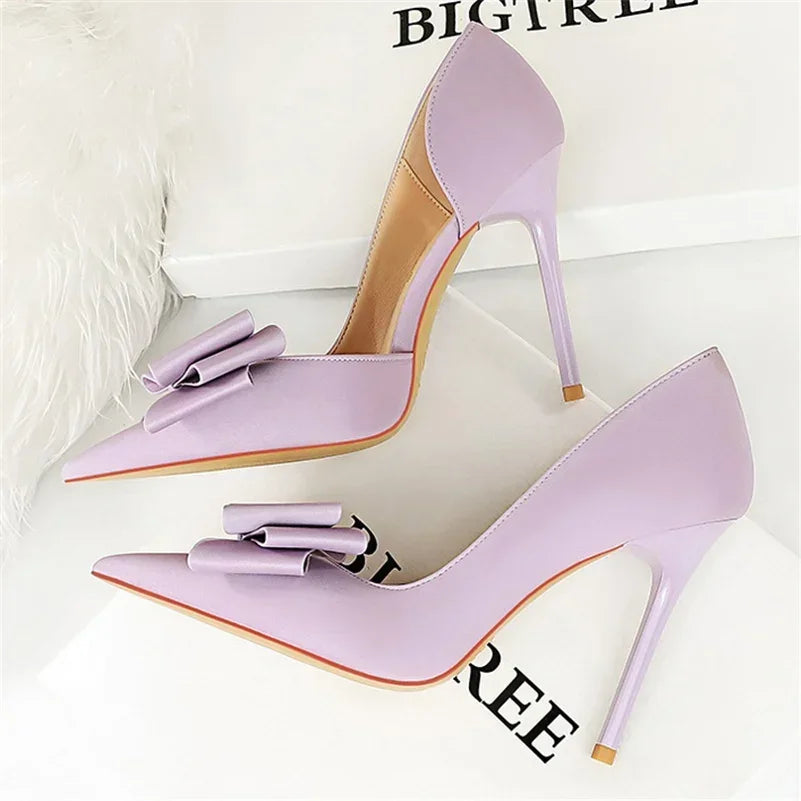 Saltos Altos Femininos de 10,5 cm 2024, Bombas Laterais Vazadas Doces Coreanas, Salto Kawaii com Laço em Verde e Roxo, Sapatos de Seda Satin para Festa e Formatura