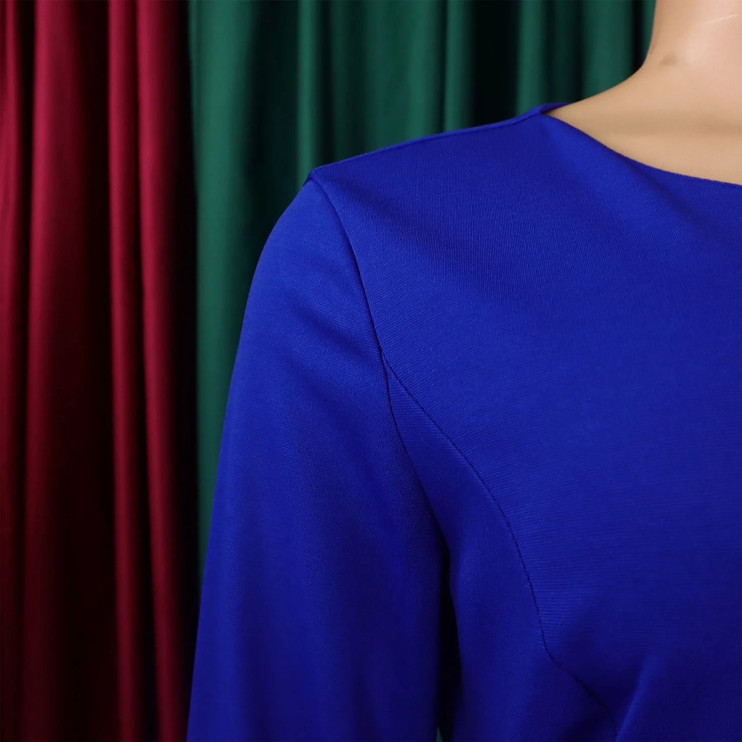 Vestido Formal para o Trabalho Feminino com Gola Assimétrica, Mangas Três Quartos, Cintura com Cinto, Silhueta Justa com Pacote de Quadris até a Panturrilha