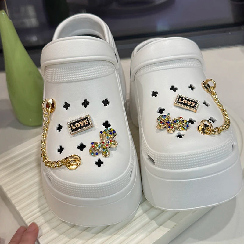 Sandálias Plataforma Chunky de Cadeia Metálica 2025 para Mulheres, Chinelo de Borboleta com Diamante, Slippers com Salto em Wedge, Verão, Antiderrapante, Sandálias de Praia Feminina