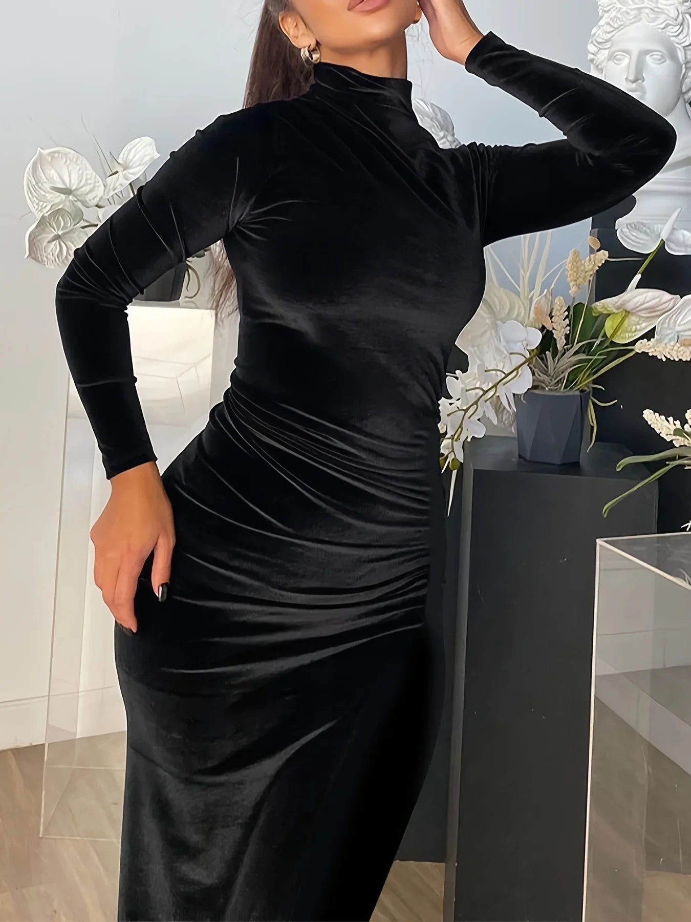 Vestido Preto Feminino de Manga Longa com Gola Alta Meia Sexy Justo de Veludo Tubinho Elegante para Festa à Noite