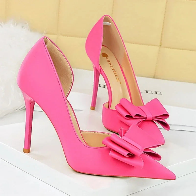 Saltos Altos Femininos de 10,5 cm 2024, Bombas Laterais Vazadas Doces Coreanas, Salto Kawaii com Laço em Verde e Roxo, Sapatos de Seda Satin para Festa e Formatura