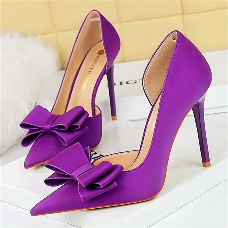 Saltos Altos Femininos de 10,5 cm 2024, Bombas Laterais Vazadas Doces Coreanas, Salto Kawaii com Laço em Verde e Roxo, Sapatos de Seda Satin para Festa e Formatura