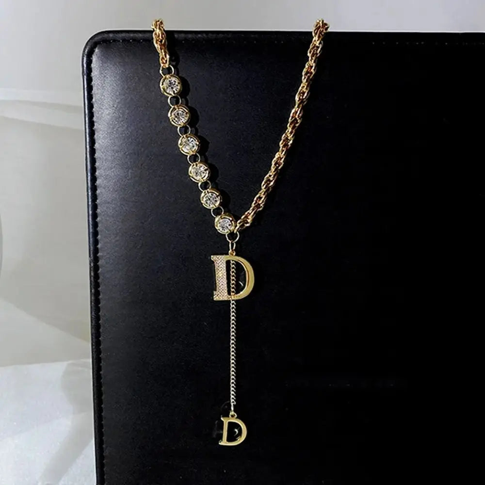 Colar Longo com Pendente da Letra D em Zircônia - Design Sensível - Cadeia de Suéter de Inverno - Joias de Moda para Mulheres e Meninas - Presente para Festas